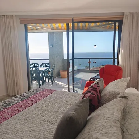 Con Vistas Al Mar Y Acantilados De Gigantes En Puerto De Santiago
